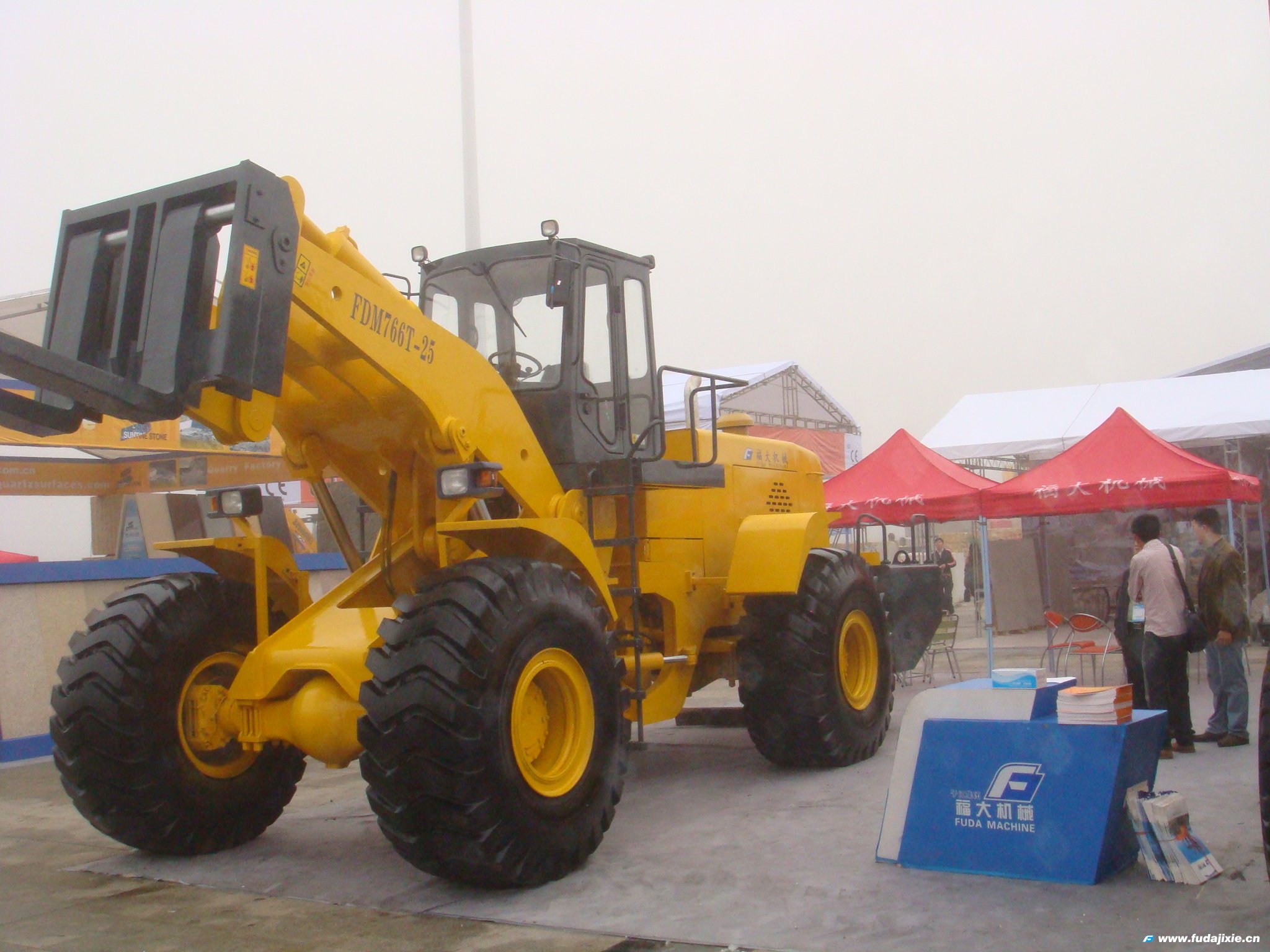 福大25吨叉装车FDM766T-25亮相2011年厦门华体会体育-足球篮球直播平台